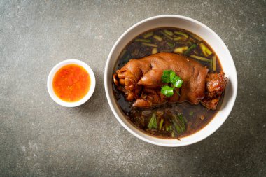 Domuz budu yahnisi ya da domuz budu - Asya yemeği tarzı