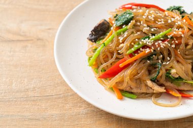 Japchae ya da karışık Kore vermicelli erişte sebzeli ve üzerine beyaz susamlı domuz eti - Kore geleneksel yemek tarzı