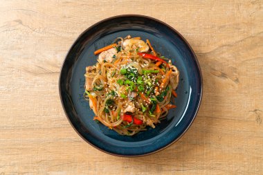 Japchae ya da karışık Kore vermicelli erişte sebzeli ve üzerine beyaz susamlı domuz eti - Kore geleneksel yemek tarzı