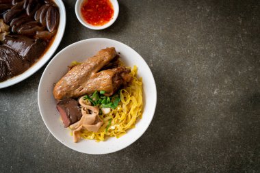 Yumurtalı erişte, kurutulmuş ördekle servis edilir. Asya usulü.