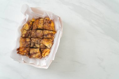 Yumurtalı, muzlu ve çikolatalı kızartma.