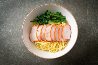 Barbekü Kırmızı Domuz Eriştesi Çorbalı - Asya usulü