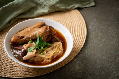 Kahverengi çorbalı ağır ateşte pişmiş ördek eriştesi. Asya usulü.