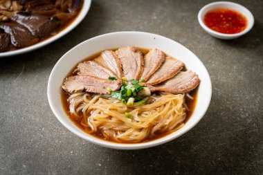 Ördek çorbalı ördek eriştesi. Asya usulü.