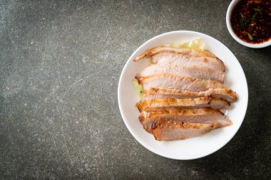 Tayland usulü ızgara domuz budu soslu Tayland yemeği.