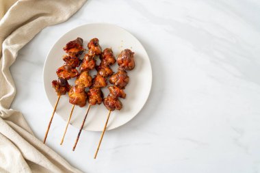 Izakaya usulü ızgara tavuk şiş yakitori servis edilir. Asya usulü.