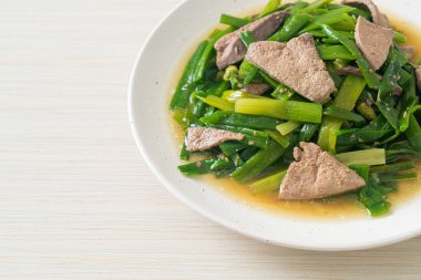 Domuz ciğeri ile karıştırılmış soğan kökü - Asya usulü.