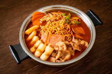 Budae Jjigae ya da Budaejjigae (ordu yahnisi ya da ordu üssü). Kimchi, konserve jambon, sosis, ramen eriştesi ve çok daha popüler Kore usulü sıcak yemek ile dolu.