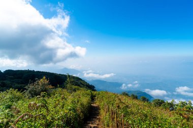 Tayland, Chiang Mai 'deki Kew Mae Pan Doğa Yolu' nda bulutlu ve mavi gökyüzü olan güzel bir dağ tabakası.