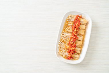 Ev yapımı altın iğneli mantar ya da soya soslu enokitake, kırmızı biber ve sarımsak.