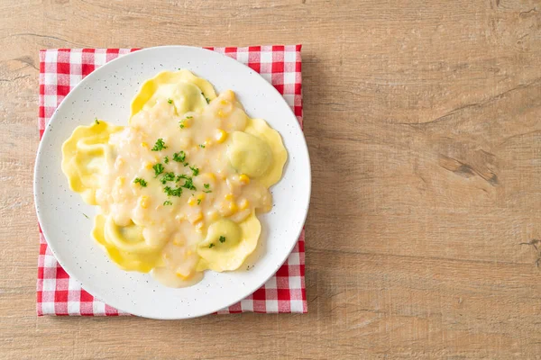 Mısır peyniri soslu ravioli makarnası.