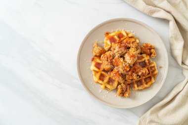 Waffle ve peynirli ev yapımı kızarmış tavuk