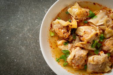 Domuz çorbası ya da kızarmış acılı domuz köftesi çorbası. Asya usulü.