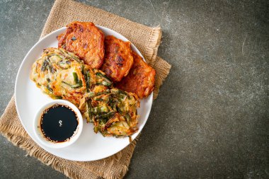 Pajeon veya Kore gözlemesi ve Kore kimçi krepi veya Kimchijeon - Kore geleneksel yemek tarzı