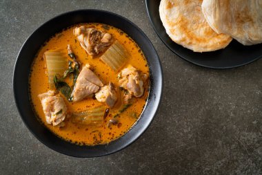 Körili tavuk çorbası Roti ile veya naan tavuk tikka masala - Asya yemeği tarzı