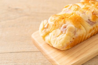 Tahtada nefis taro ekmeği.