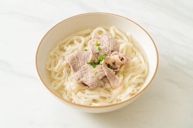 Ev yapımı udon eriştesi ve domuz etli çorba.