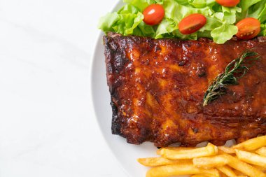 Barbekü soslu ızgara pirzola ve domuz pirzolası.