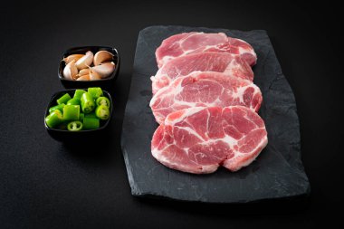 Taze domuz boyunlu ya da yakalı domuz eti ve terbiye edilecek malzemeler.