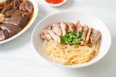 Beyaz kasede pişmiş ördekle kurutulmuş şehriye. Asya usulü.