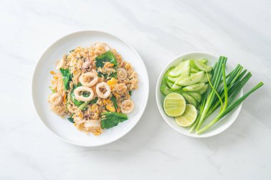 Kalamar ya da ahtapotlu pilav. Kalamar, yumurta ve lahana ile kızartılmış pilav.