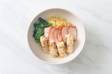 Barbekü Kırmızı Domuz eti ve Asya usulü Çorbalı Wonton Eriştesi.