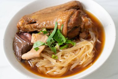 Kahverengi çorbalı ağır ateşte pişmiş ördek eriştesi. Asya usulü.