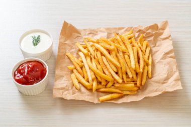 Patates kızartması ya da ekşi krema ve ketçaplı patates cipsi.