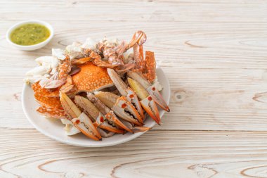 Baharatlı deniz ürünleri soslu haşlanmış mavi yengeç. Deniz ürünleri tarzı.