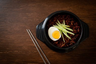 Kore fasulye soslu Anında Erişte salatalık ve haşlanmış yumurta (Jajangmyeon veya Jjajangmyeon) - Kore yemek tarzı