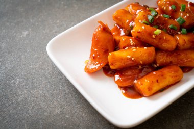 Baharatlı sosisli Kore pirinç keki çubuğu (Tteokbokki) - Kore yemeği tarzı