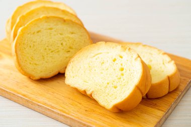 Tahtada dilimlenmiş patates ekmeği.