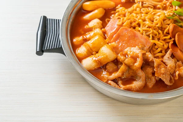 武大じがえ ぶだえじがえ または武大じがえ ぶだえじがえ キムチ スパム ソーセージ ラーメンなどが満載です 人気の韓国の鍋料理スタイル ストック写真