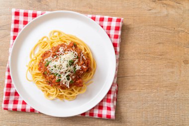 Spagetti bolonez domuz eti ya da kıymalı domates soslu spagetti İtalyan yemeği tarzı.