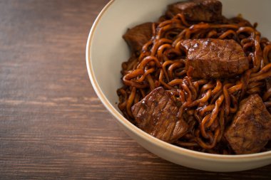 Jjapaguri ya da Chapaguri, Kore Kara Fasulye Baharatlı Erişte - Kore usulü