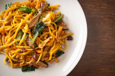 Vejetaryen usulü sebzeli kızarmış yakisoba eriştesi. Vejetaryen ve vejetaryen yemek tarzı.