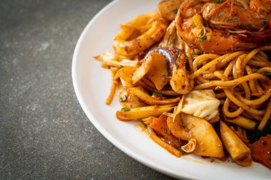 Karıştırılmış Tom Yum deniz ürünleri kurutulmuş spagetti - Füzyon gıda tarzı