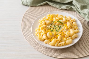 Tabakta krem peynirli makarna.