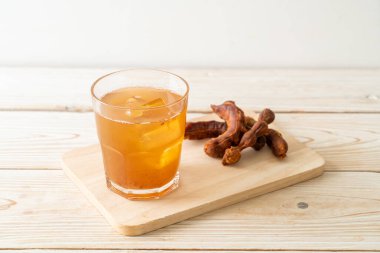 Lezzetli tatlı içecek demirhindi suyu ve buz küpü - sağlıklı içecek tarzı