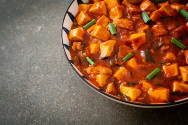 Mapo Tofu - Geleneksel Sichuan yemeği ipek tofu ve kıyma, acı biber yağı ve Sichuan biberleri ile doldurulmuş mala tadında - Asya yemek tarzı