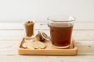 Zencefil köklü sıcak ve tatlı zencefil suyu bardağı.
