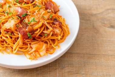 Kızarmış spagetti, kimchi ve pastırma. Füzyon yemek stili.