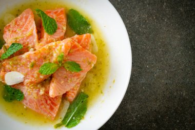 Baharatlı deniz ürünleri salatası soslu taze somon.