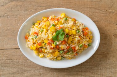 Karışık sebzeli ev yapımı pilav (havuç, yeşil bezelye, mısır) ve yumurta