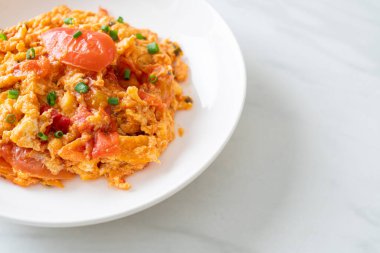 Yumurtalı sahanda domates ya da domatesli omlet - sağlıklı besin tarzı