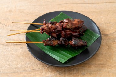 Izgara tavuk ciğeri şiş - Asya sokak yemeği tarzı