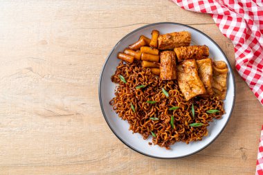 Odeng ve Omuk 'lu Jajangmyeon ya da Jajangmyeon - Kore usulü fasulye soslu balık köfteli Kore eriştesi - Kore yemeği tarzı