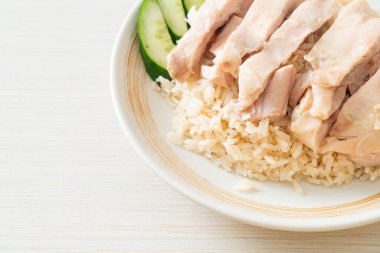 Tavuklu pilav ya da tavuk çorbası ile buğulanmış pirinç - Asya yemeği tarzı.