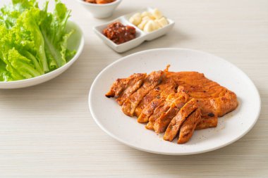 Kore usulü salamura edilmiş domuz eti sosu. Sebze ve kimchi ile birlikte. Kore usulü.