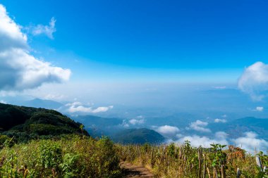 Tayland, Chiang Mai 'deki Kew Mae Pan Doğa Yolu' nda bulutlu ve mavi gökyüzü olan güzel bir dağ tabakası.